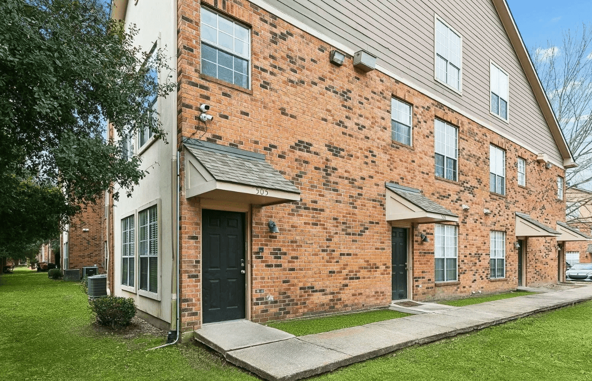 University View LSU — Exterior and entrance to apartment 505